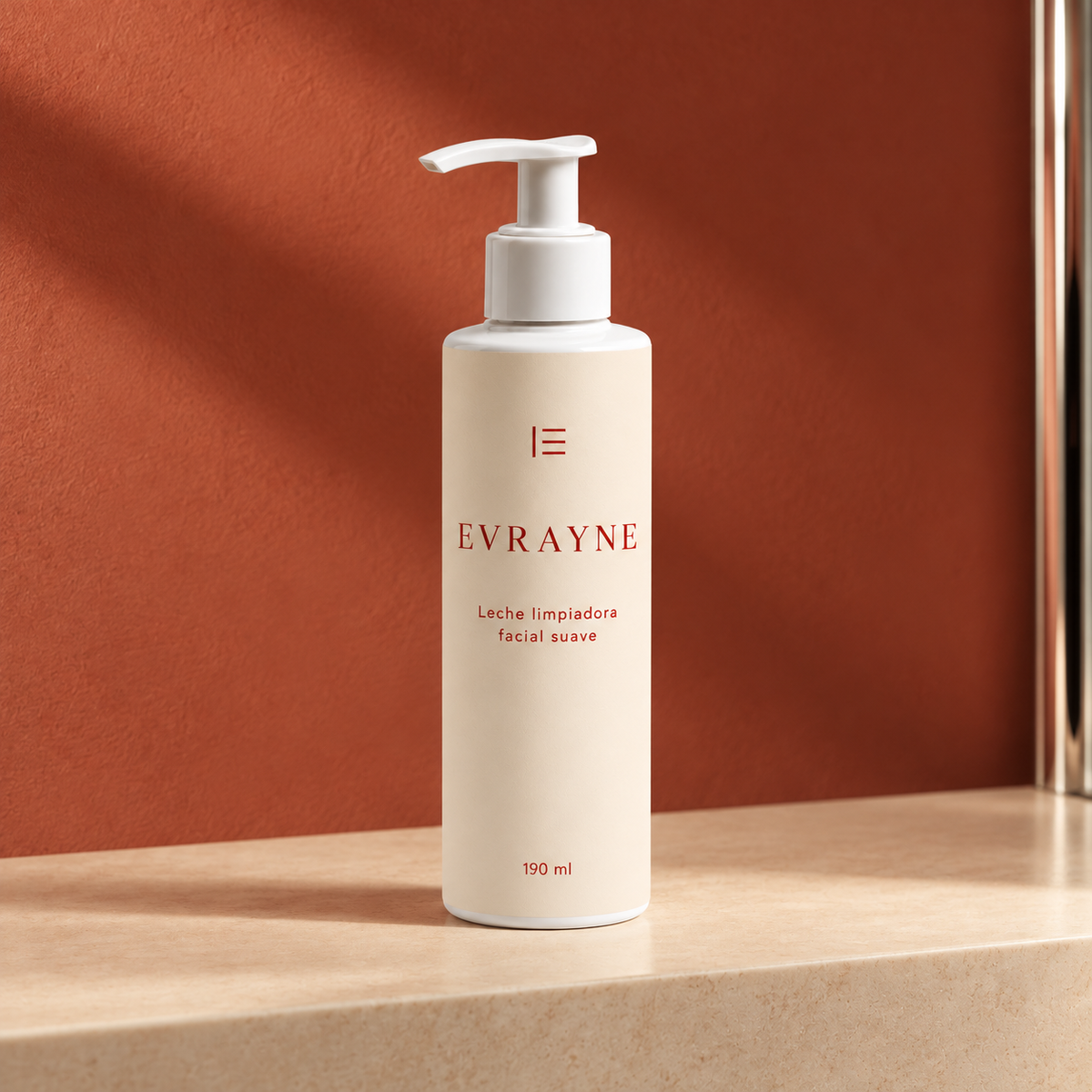 EVRAYNE nueva etiqueta — Leche limpiadora facial suave de 190 ml — fotografía editorial