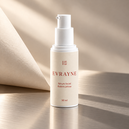 EVRAYNE nueva etiqueta — Sérum facial con Bidens pilosa de 30 ml — fotografía editorial